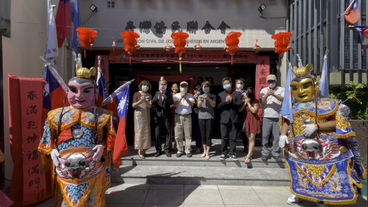 在阿根廷臺灣會館前,主辦單位阿根廷臺灣僑民聯合會理事長黃淑芳(左一)暨團隊和僑務秘書葉豐稷(左二)、林英忠僑務委員(前排左三)、葛道爭僑務委員(右四)、阿根廷臺灣商會會長李培維(右三)與三太子向大家拜年,祝福大家虎虎生風,虎年行大運。