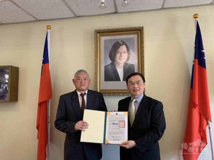 賀忠義代表僑委會童委員長振源，致頒僑務顧問證書予何兆昌僑務顧問