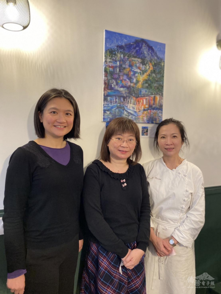 法國代表處僑務組長劉素秋（中）與陳曉彤在旅法藝術家余佳芳（左）作品前合影。