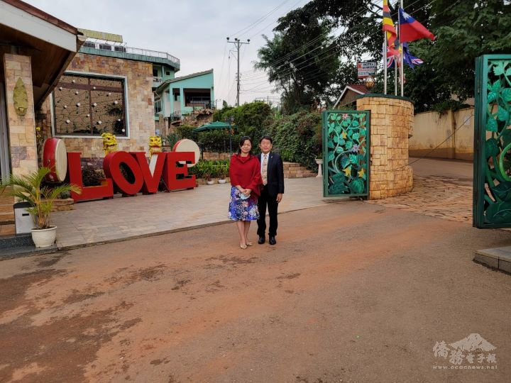 僑務委員林政良博士及僑校校長游美媛夫婦