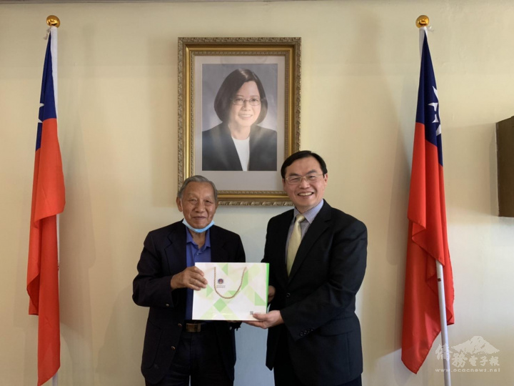 賀忠義代表致贈總統副總統就職紀念郵摺予與會僑領