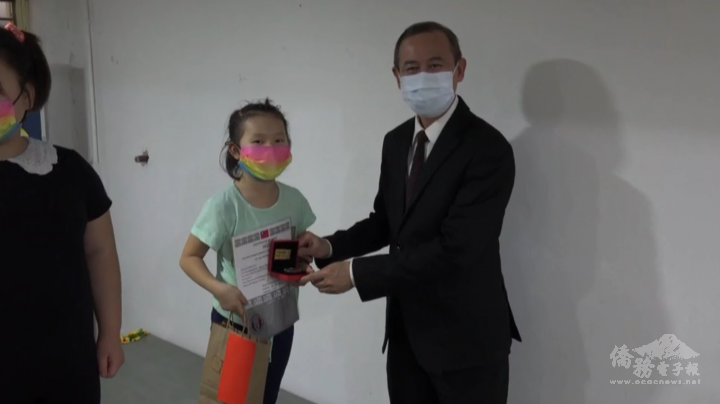 僑務秘書頒發銅牌獎狀