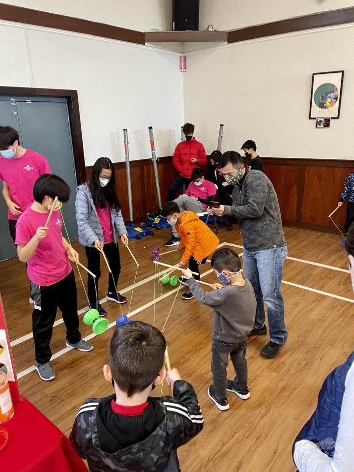 大朋友小朋友一起來學扯鈴