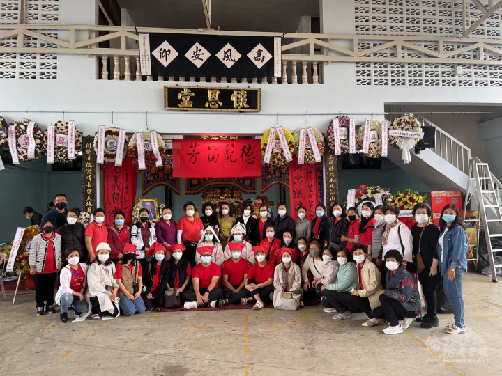 泰緬邊區僑領蔣家駒喪禮家屬親友於靈柩前合影情景