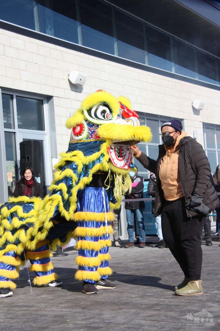 公園管理局活動部主任佛瑞秋女士依臺灣傳統方式贈送舞獅隊紅包。