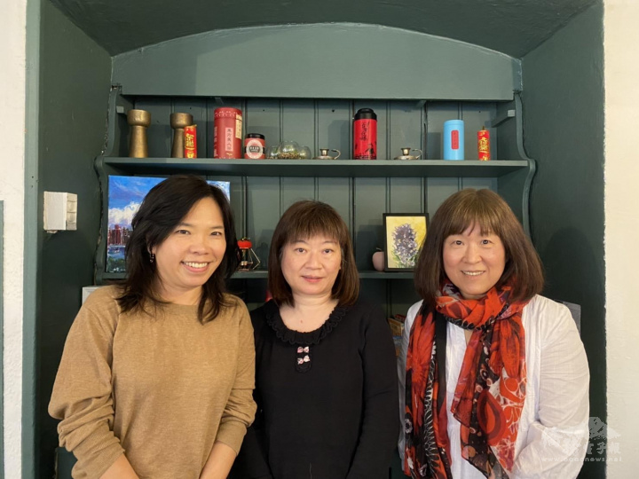 駐法國代表處僑務組長劉素秋（中）與里昂臺客文化協會會長楊珮瑜（左）及漢法文化交流翻譯協會會長單俐君（右）合影。