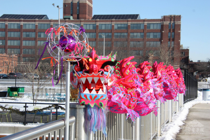 五十三英尺長的呈祥朱龍，橫亙園內跨橋，宏偉壯觀