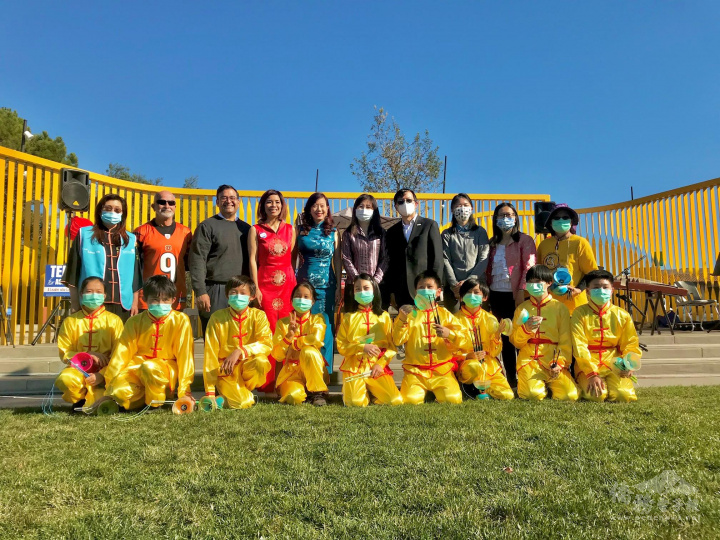VIPs pose with Chinese yoyo performers