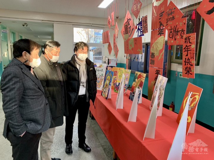 精彩春聯及年畫作品吸引師生及到訪貴賓駐足欣賞