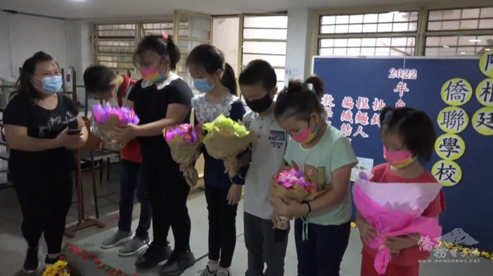 家長送花給參賽的小朋友