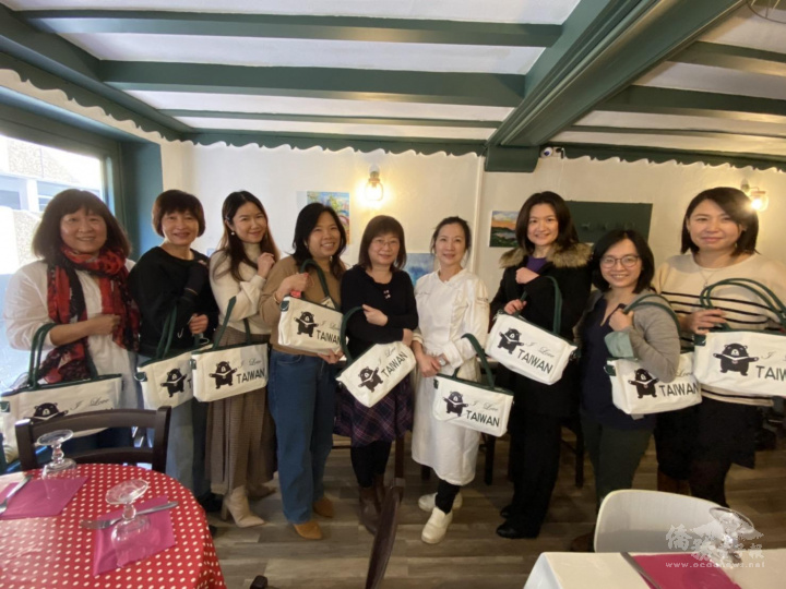 里昂臺客文化協會2月8日舉辦會員餐敘，圖為該會會員及會長楊珮瑜（左4）、駐法國代表處僑務組長劉素秋（中）、漢法文化交流翻譯協會會長單俐君（左1）、陳曉彤（右4）與旅法藝術家余佳芳（右3）手拿僑委會贈送的「熊愛臺灣-愛心能量包」合影。