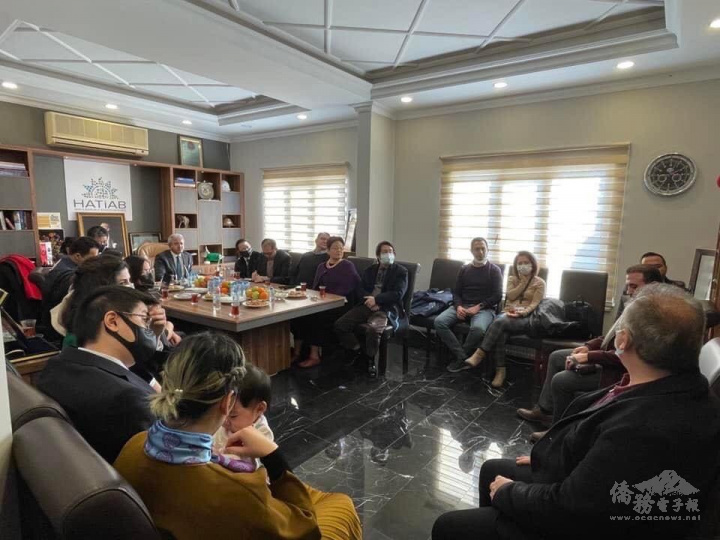 顧問一卜拉辛及現場許多工作人員熱情歡迎臺商們的到來