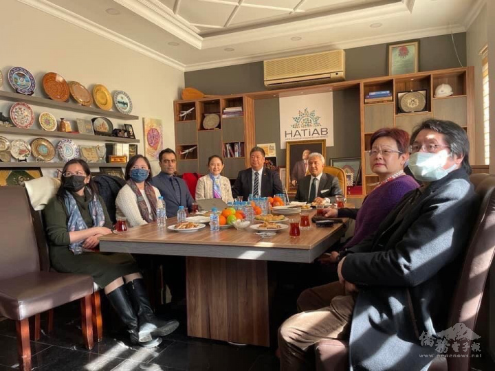 巫志堅(右一)、僑務顧問馮芷玲(右二)；世華土耳其分會會員夏繡鳳(左一)，土耳其同鄉會會長翁珮菁(左二)