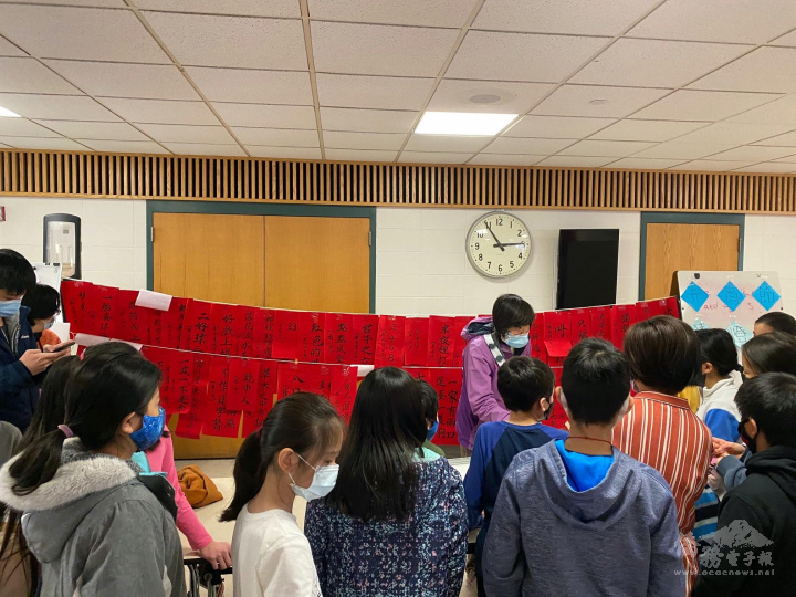 周艾狄老師主持並引導學生猜謎