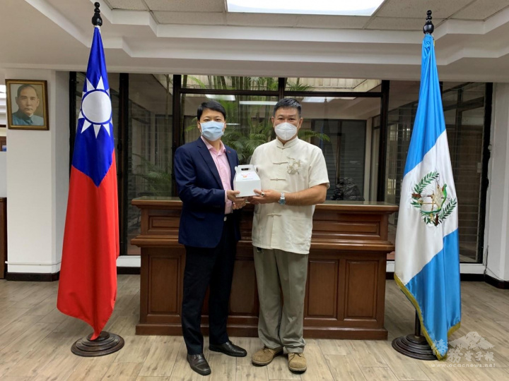 臺灣商會會長邱錦富致送駐瓜地馬拉大使鄭力城及全體館員發糕禮盒