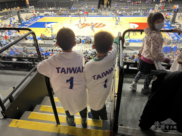 現場小球迷也身穿「TAIWAN #1」T恤，目不轉睛地欣賞精采球賽