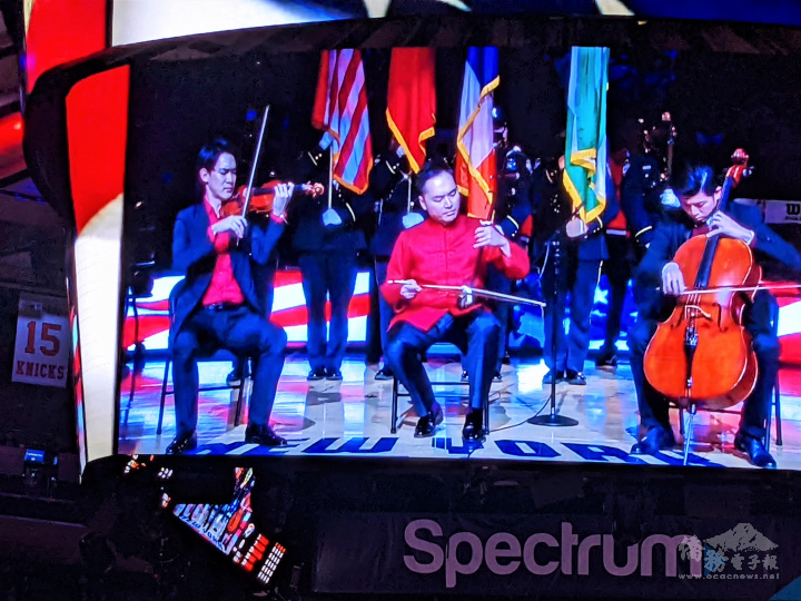 新亞室內樂協會(左起)林品任、林維洋及陳南呈3位臺裔音樂家，以二胡及大、小提琴演繹美國國歌，驚豔全場