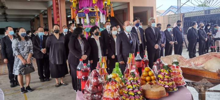 清邁地區華校聯合會會長王世璽（前排肅立者）等公祭情景