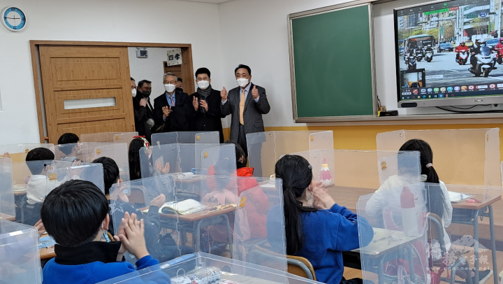 出席貴賓參觀嶄新的上課教室