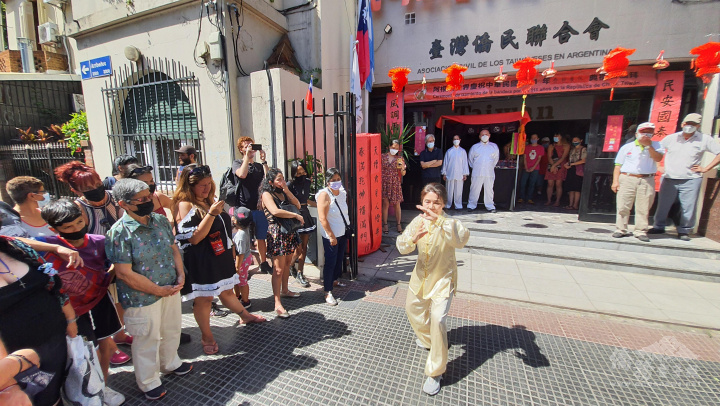 柔中呈現勁道的太極表演,曾於台灣武術比賽奪冠的蟻佩珍老師與阿根廷學生展現太極陰陽的力量。