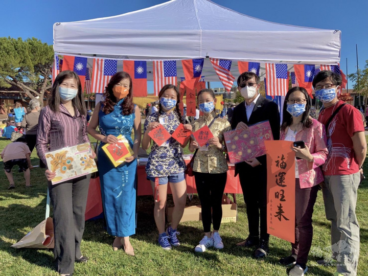 VIPs pose with calligraphers Emma & Audrey Wang