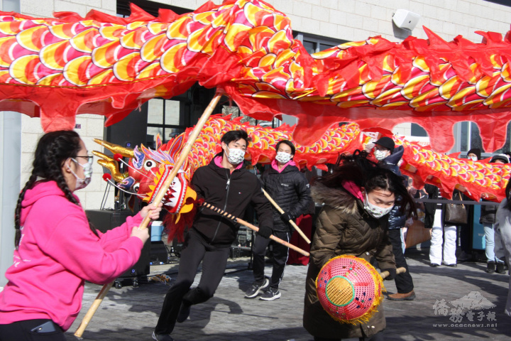 在龍珠轉動的帶領下，同學們把祥龍舞得騰雲駕霧，活靈活現。