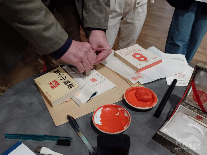 龍樂恆把刻好的甲骨文「壬寅如意」章蓋到他的「涼思齋印譜」