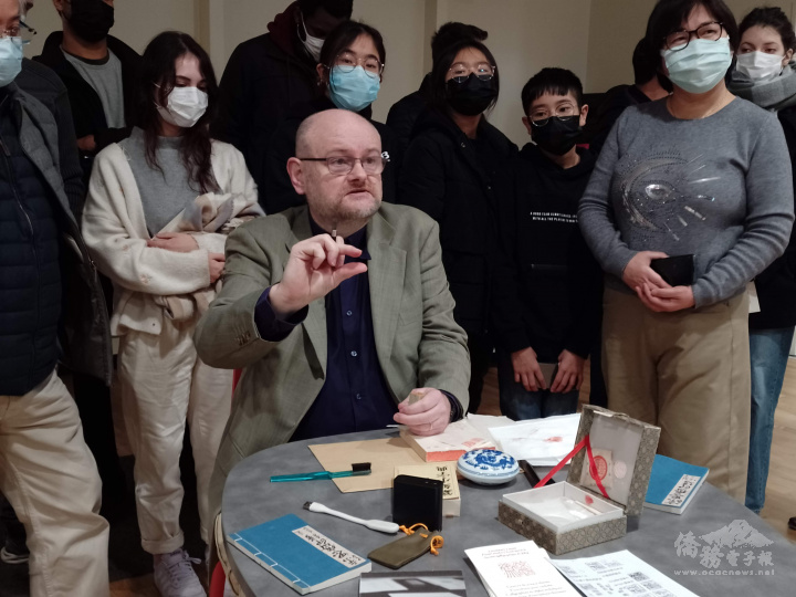 大家上前圍觀龍樂恆現場示範篆刻