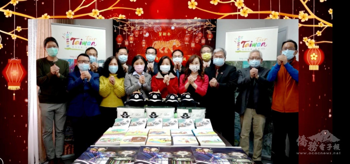 駐多倫多辦事處處長陳錦玲(前排右五)、副處長陳冠中(後排右二)、僑教中心主任孫國祥(後排左三)、副主任徐沛宸(前排左四)、僑務委員張均鴻(前排右三)、范瑋(後排左二)、林美玲(前排右四)、黃煌裕(前排左二)、僑務諮詢委員簡許邦(前排右二)、金聲白(後排右一)，以及僑教中心同仁向僑胞拜年。