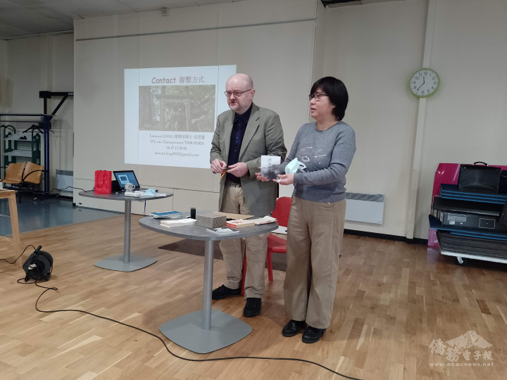 亭林中文學校校長楊馥吟介紹來賓的著作