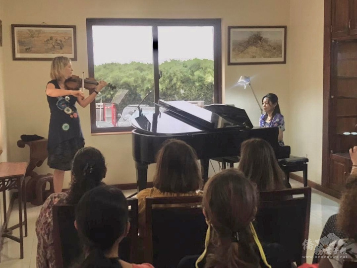 德國大使夫人及游美媛校長連袂演奏