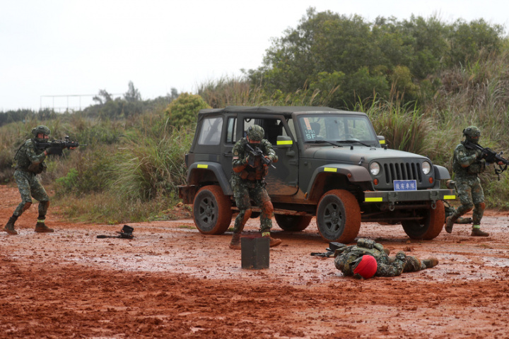 為強化特戰戰力，陸軍特種作戰指揮部特戰第五營展開為期18天的「戰術任務訓練」，25日在新竹坑子口靶場進行小部隊特種作戰訓練，官兵進行伏擊作戰等操演項目。
