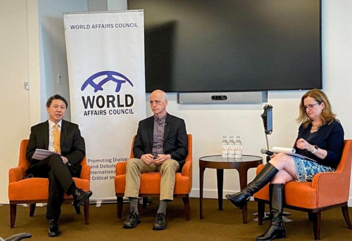 美國民主黨籍眾院軍委會主席史密斯（中）日前在一場會談中表示，美國國會的共識是台灣應維持現狀。（圖取自facebook.com/TECOinSeattle）