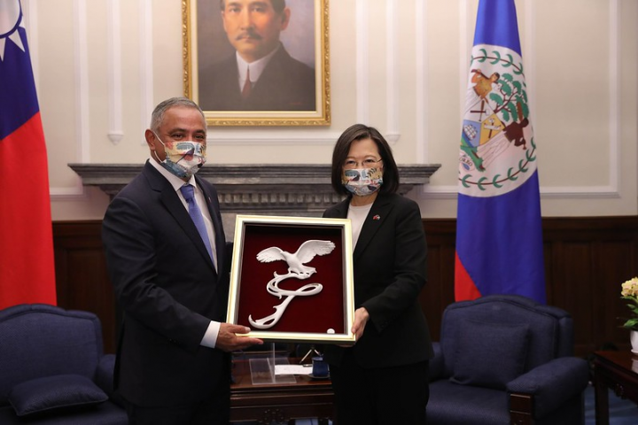 President Tsai and Belize Prime Minister Briceño engage in bilateral talks.
