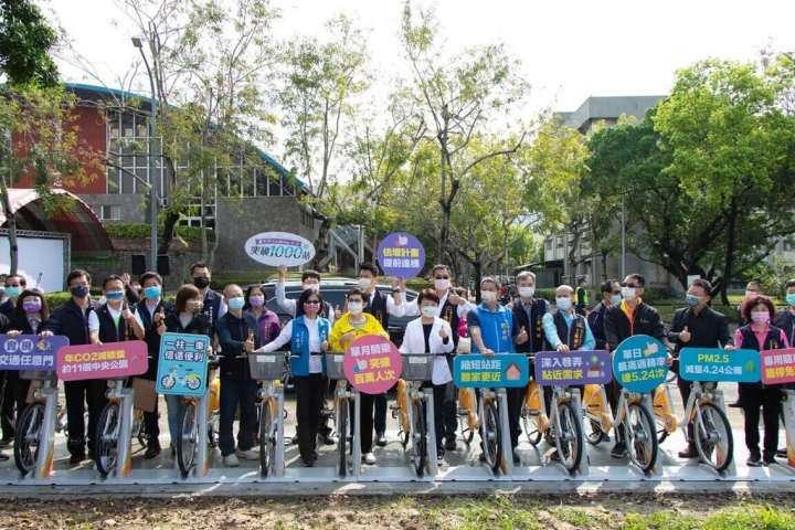台中市政府交通局29日舉辦記者會，市長盧秀燕（前右6）在會中宣布，「iBike倍增計畫」提前達標突破1000站，民眾轉乘更便利，不僅節能減碳，更可健身。（台中市政府提供）