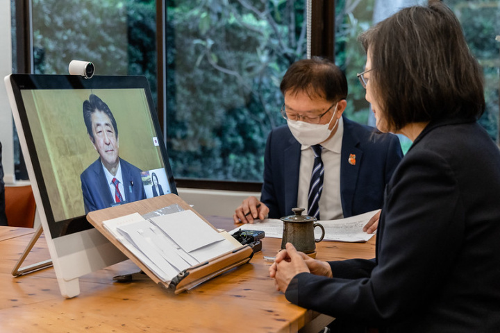 日華議員懇談會總會於22日傍晚於日本東京舉辦年度大會，蔡英文總統受邀以視訊方式與日本前首相安倍晉三進行對談