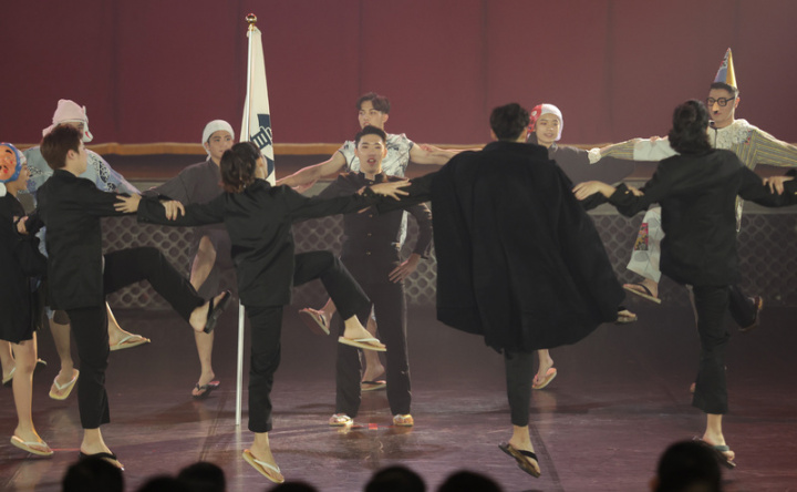 台灣師範大學111級體育表演會25日晚間登場，首度 重現台師大前身台北高等學校特色舞蹈「台高舞」， 師生參考史料還原當時情景，身著面具、和服、高校 制服等，詮釋台北高校自由自治的校園文化，凸顯百 年歷史傳承精神。