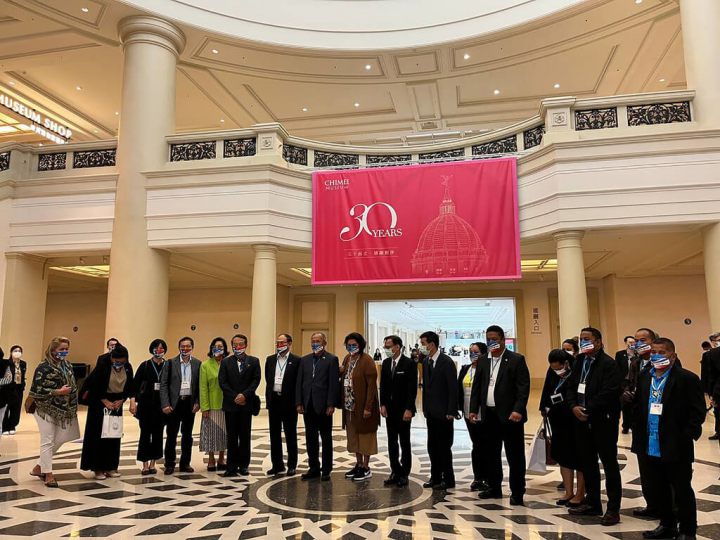 柯布亞總統訪團於奇美博物館合影留念，對台灣文化及農業實力留下深刻印象。（外交部提供）