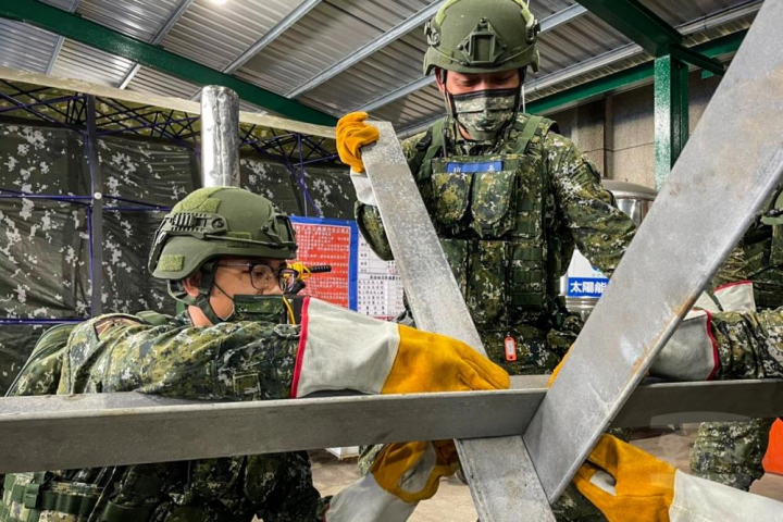 陸軍步兵257旅步4營「新制14天教育召集訓練」進行工事構築。（陸軍第十軍團提供）