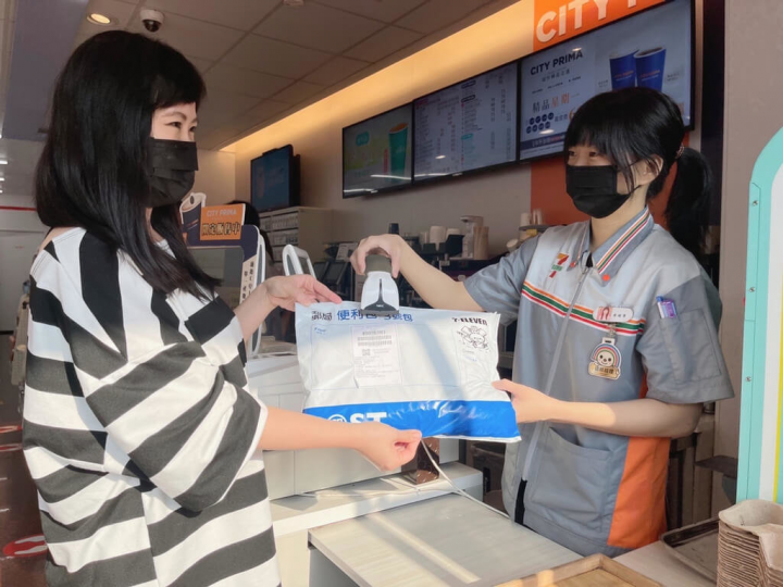中華郵政表示，即日起郵局最大規格「3號便利包」可在統一7-ELEVEN、萊爾富交寄，除收件人住家外，也可寄到全台2400多處「i郵箱」。（中華郵政提供）