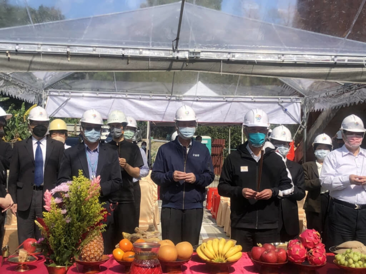 中央氣象局台北氣象站合署辦公廳舍工程，1日在新北市政府工務局長詹榮鋒（右2）等人見證下，主體建築興建完成，預定8月完工。（工務局提供）