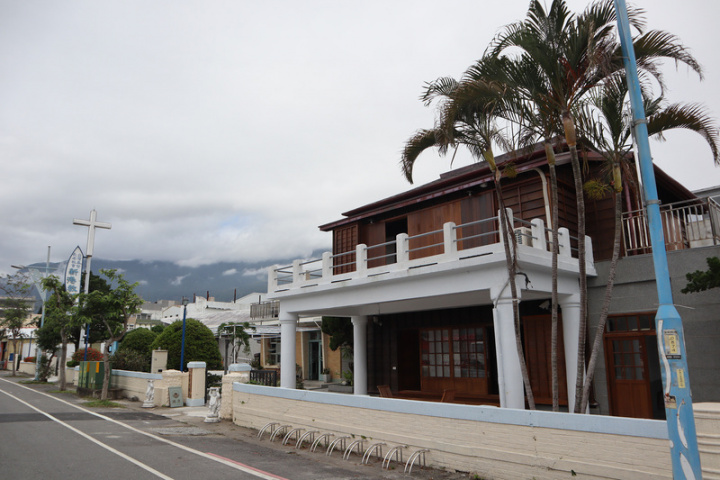 台東縣成功鎮上的日式建築老屋整修後，恢復成90年前日治時期新港支廳長菅宮勝太郎住宅模樣，重生為當地新地標、活的文化資產。