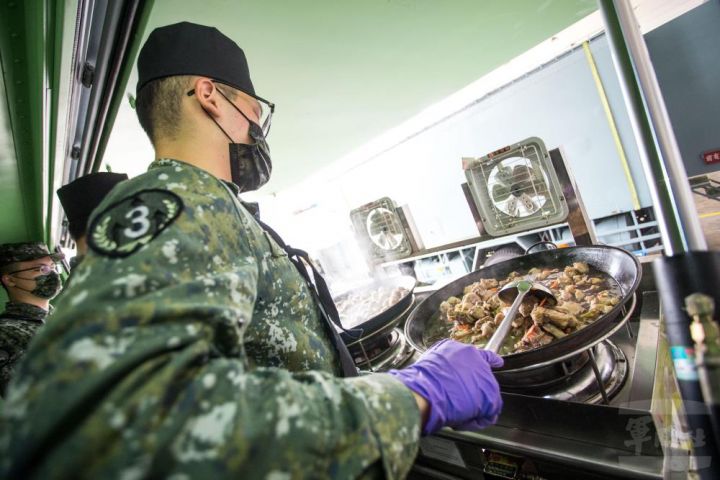 食勤車炊爨熱食，提供召員品嚐不一樣的現炒菜色