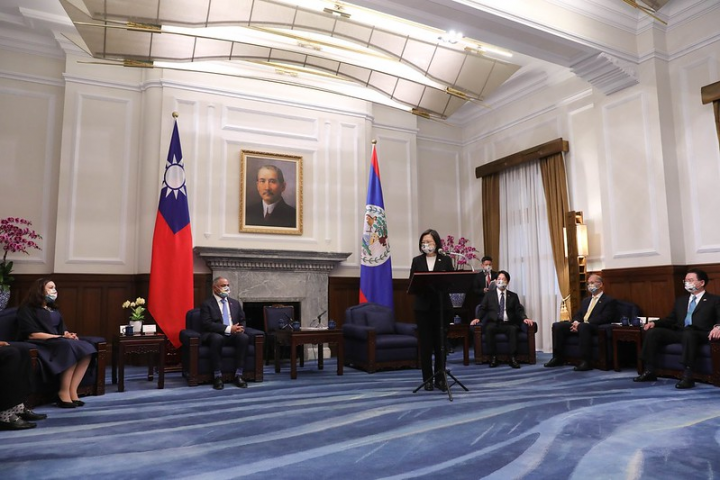 President Tsai Ing-wen and Belize Prime Minister Briceño engage in bilateral talks.