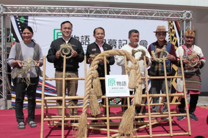 左起東河社區代表林淑莉老師、苗栗縣原住民事務中心蔣意雄主任、工藝中心張仁吉主任、工藝家林瑞華老師、與富豐社區代表宋博芳理事長等共同參與開幕儀式