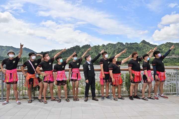 台東縣鹿野鄉「中興崗哨」位於鹿野溪及卑南溪的匯流口高台處，原為花東鐵道鹿野橋之軍用駐守崗哨，隨著時代變遷閒置，立委劉櫂豪（右6）爭取經費修復活化，31日舉行落成典禮。（劉櫂豪服務處提供）
