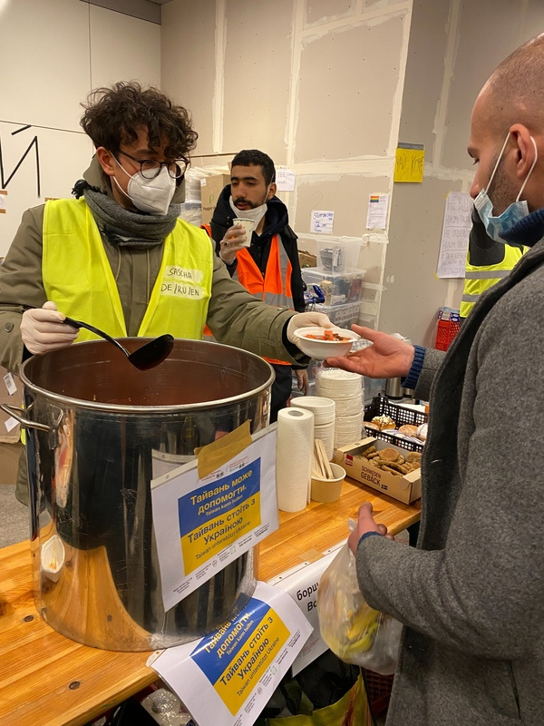 柏林中央火車站難民接待處，台人自發提供貼著烏克蘭國旗和「台灣幫助烏克蘭」字樣的熱湯。 （Christina Chang提供）