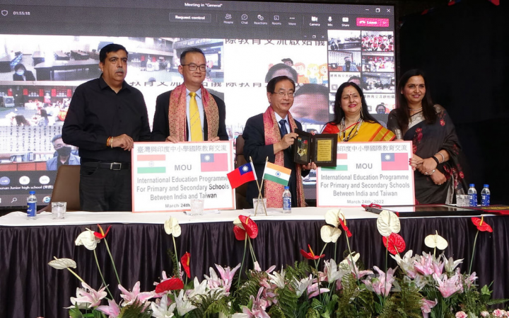 印度28所中小學24日在德里完成合作備忘錄的異地簽署，同意與台灣學校開啟教育交流，駐印度代表葛葆萱（中）、教育組組長陳立穎（左2）到場觀禮。