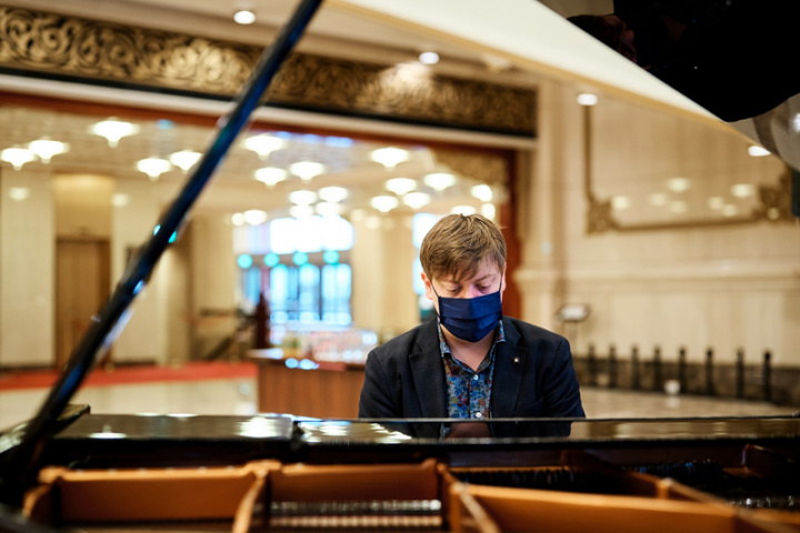 定居台灣的俄羅斯鋼琴家尼古拉．薩拉托斯基（Nikolai Saratovsky）受NSO國家交響樂團之邀，12日將在國家音樂廳「生命樂章」音樂會上，與樂團合作俄國作曲家蕭斯塔科維契的「第二號鋼琴協奏曲」。（NSO提供）