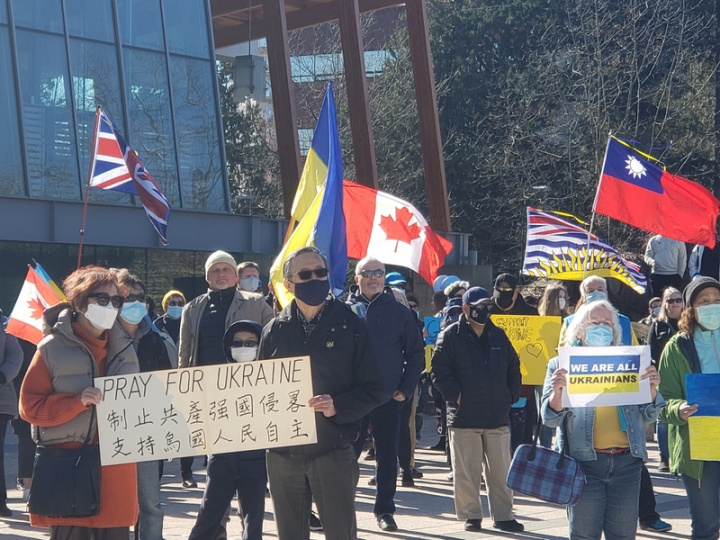 加拿大華裔人口密度最高的大城列治文市在5日舉行「列治文與烏克蘭站在一起」集會，共約700人參與，不少台裔加拿大人也站出來支持烏克蘭。